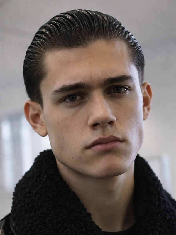 Slick Back mit Vollbart