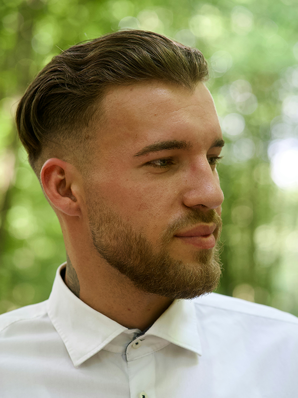 Langer Slick Back mit Man Bun