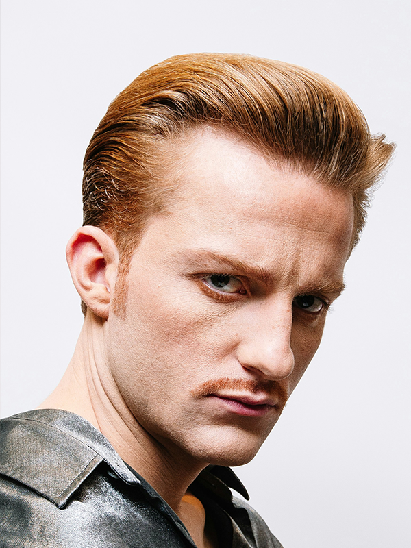 Slick Back Middle Part, Haar in der Mitte gescheitelt und nach hinten